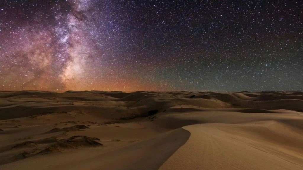 Immersion totale dans le désert : dunes, ciel étoilé, silence absolu.