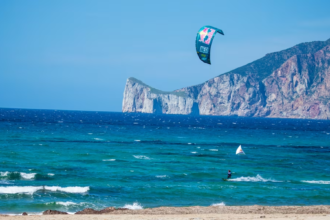 Kitesurfeur sur la plage d’Essaouira