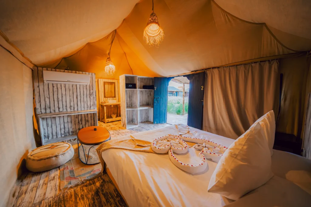 Luxe nomade : tentes et lodges décorés avec élégance, confort 5★ adapté aux conditions sahariennes.