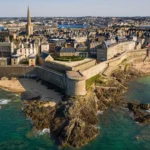 Vue sur les remparts d’Essaouira et l’océan Atlantique