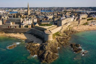 Vue sur les remparts d’Essaouira et l’océan Atlantique