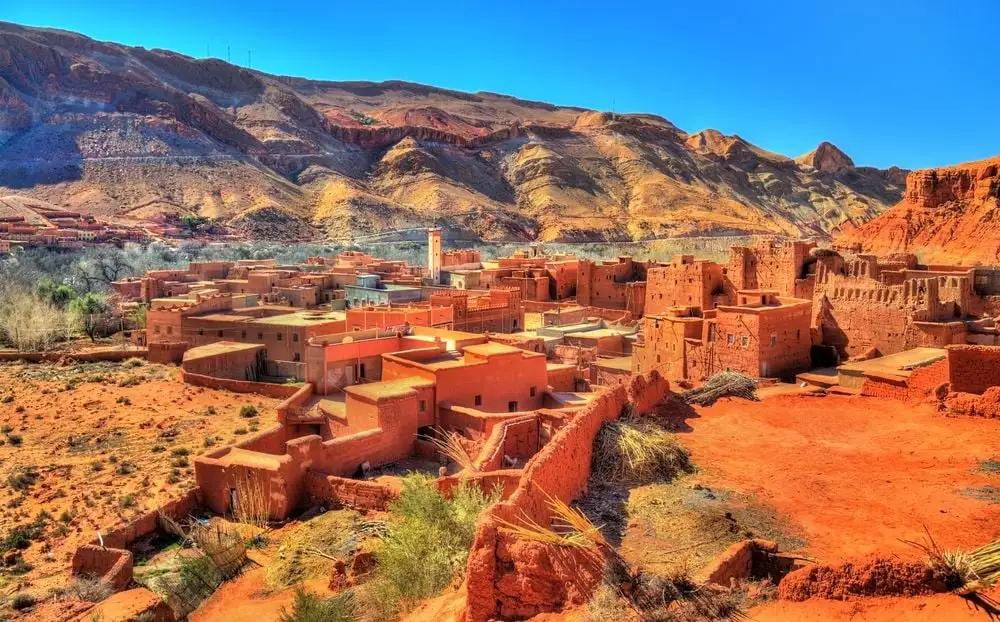 Village berbère traditionnel dans la vallée de l’Ourika