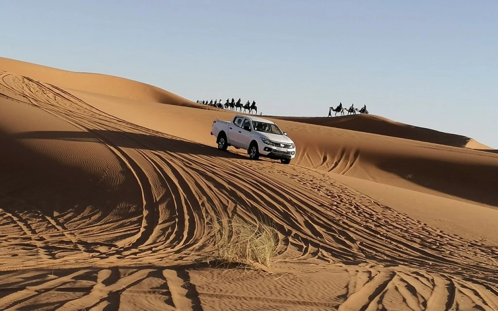 4×4 sur une piste désertique avec horizon infini.