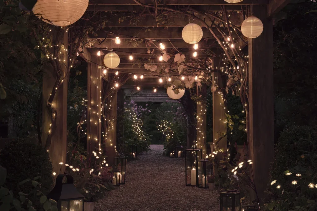 Chemin décoré de lanternes et bougies.