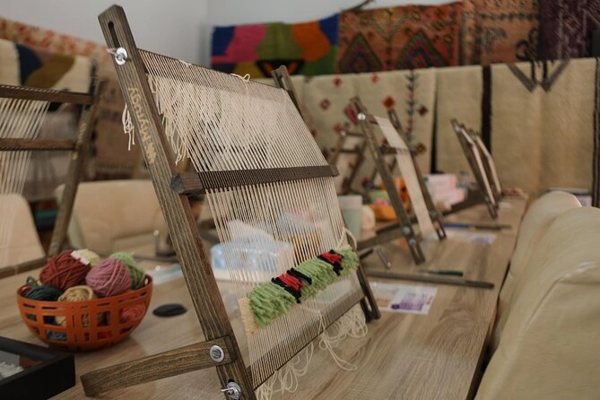 Commandes sur mesure : mobilier, tapis, luminaires, pièces décoratives ou mode—matériaux, teintes et dimensions adaptés à vos souhaits.