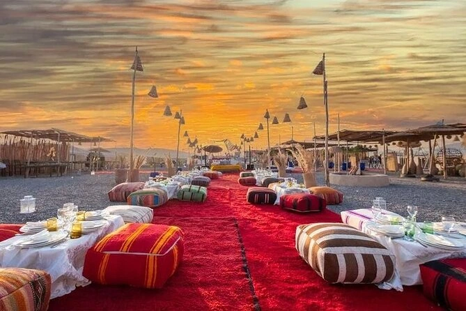 Dîner romantique sur un bateau au coucher du soleil.