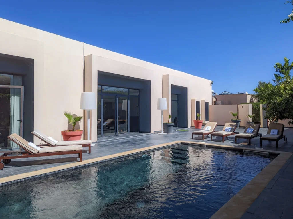 villas, riads et campements privatisés.
