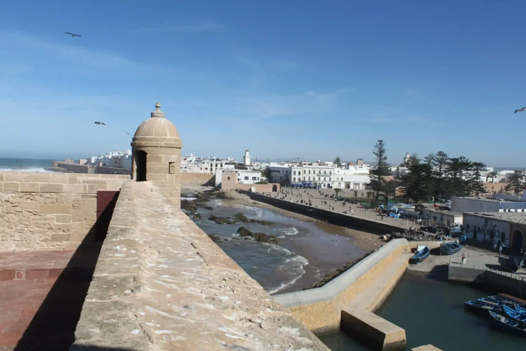 Yacht au large d’Essaouira avec vue sur la médina et les remparts.